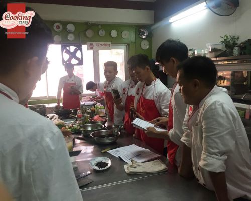 Bếp trưởng có cần phải trực tiếp nấu món ăn không