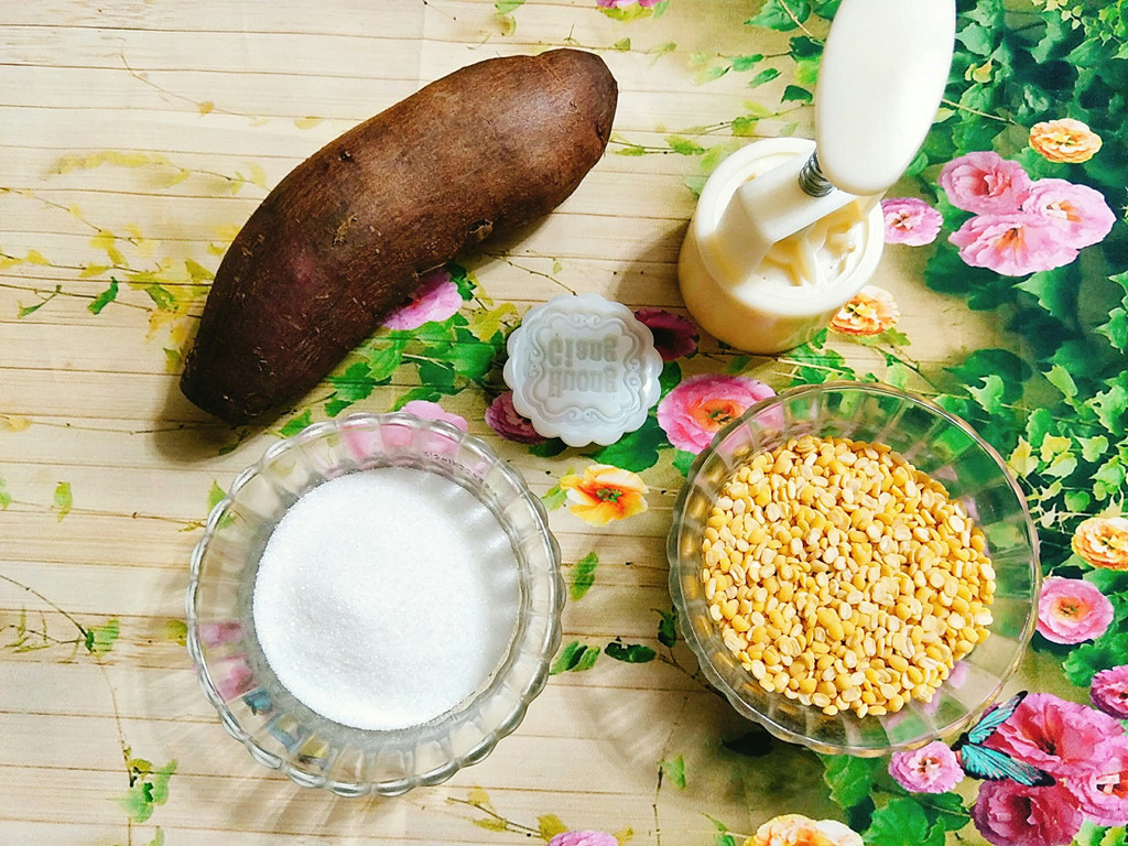Nguyên liệu làm bánh gồm khai lang và đậu xanh